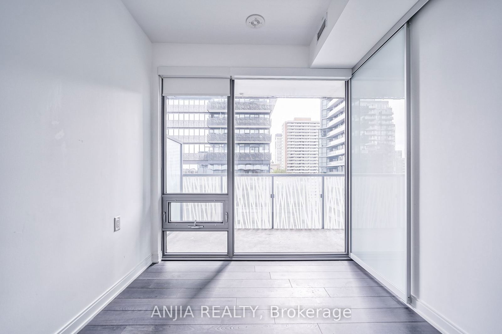 50 Charles St E, unit 805 for sale