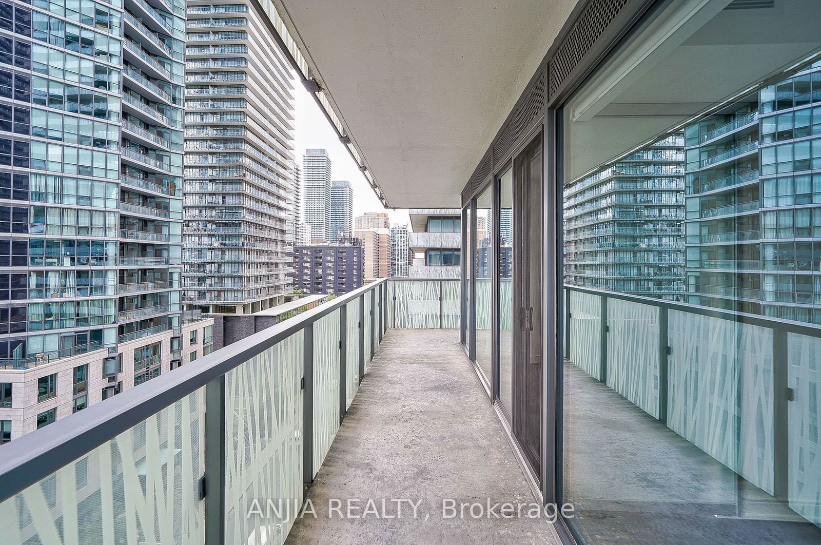 50 Charles St E, unit 805 for sale