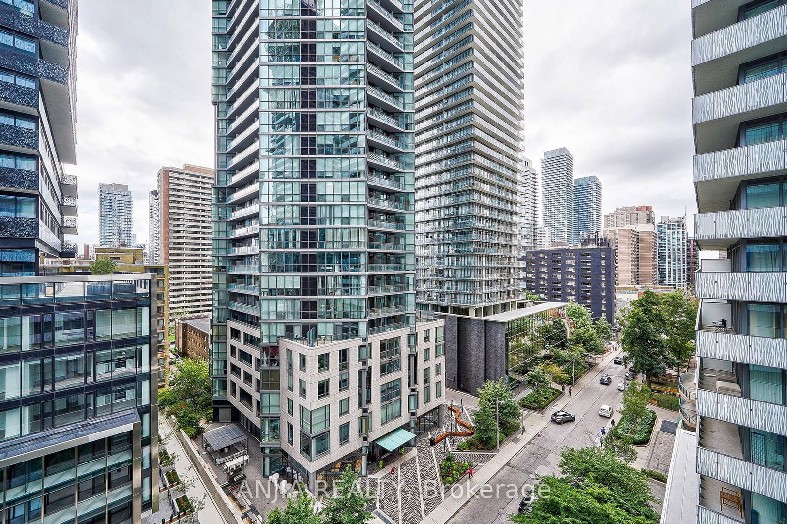 50 Charles St E, unit 805 for sale