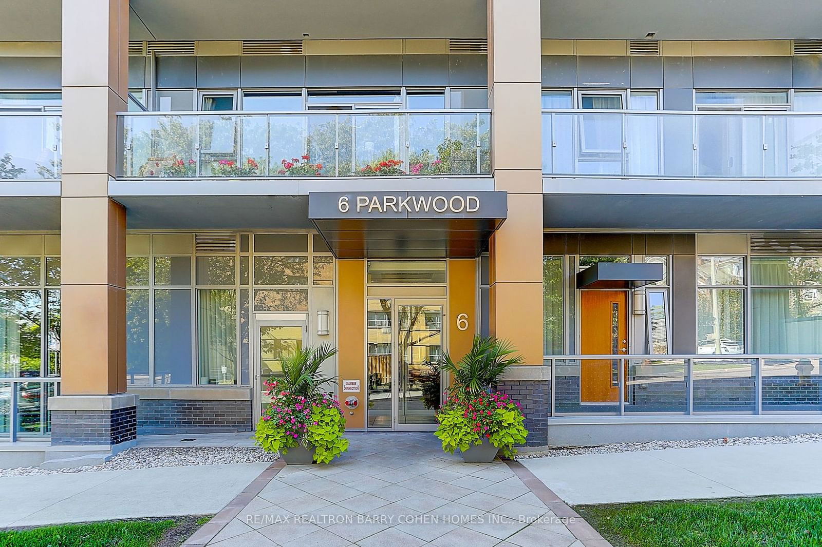 6 Parkwood Ave, unit 903 for sale