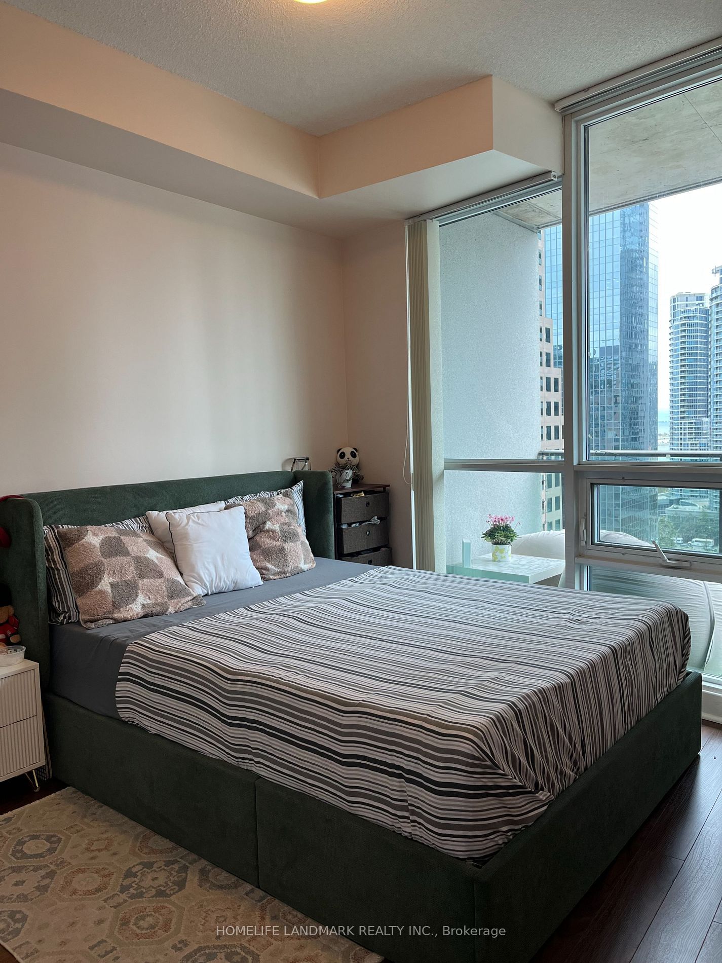 33 Bay St, unit 1913 for rent