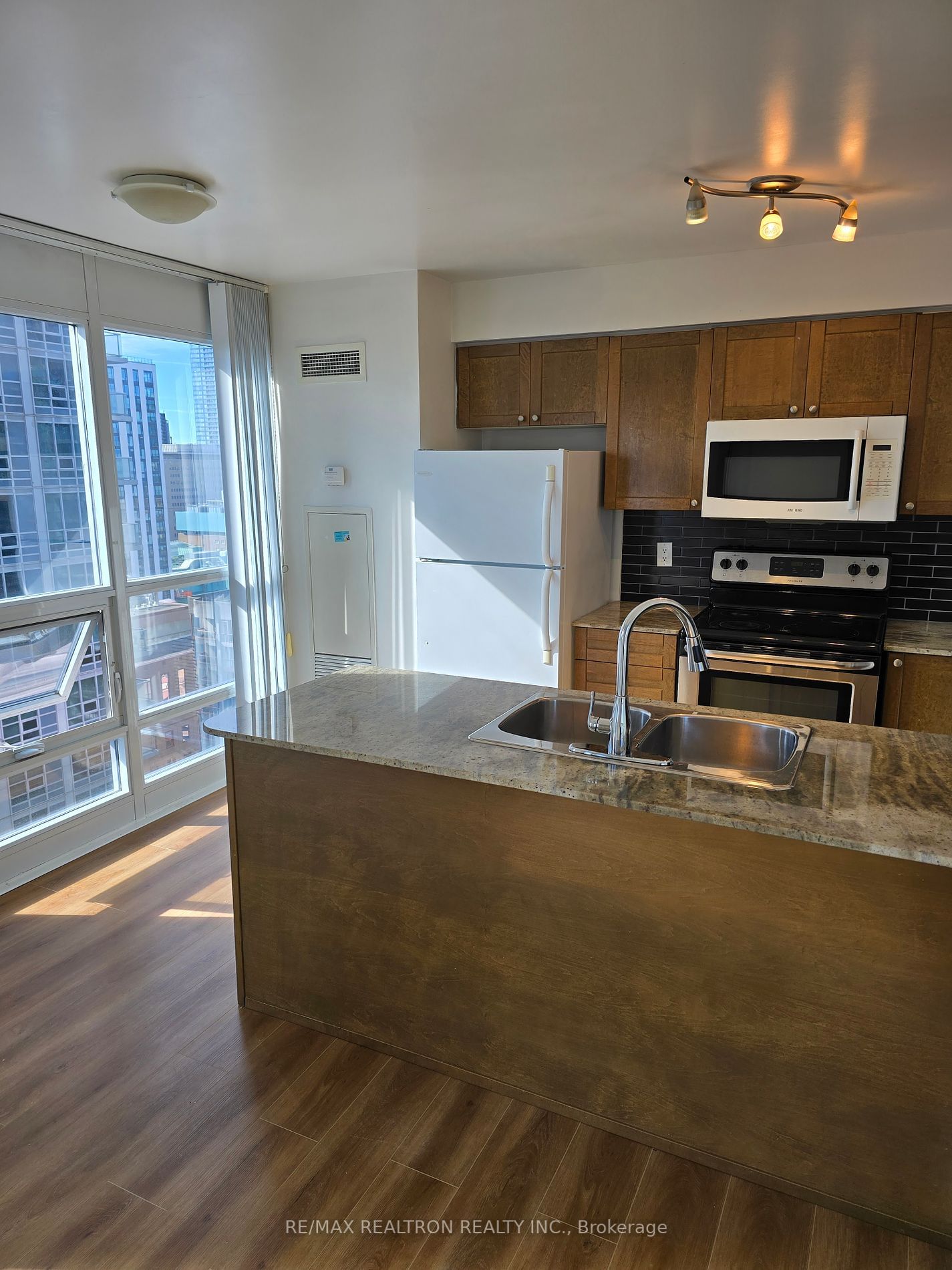 763 Bay St, unit 2605 for rent