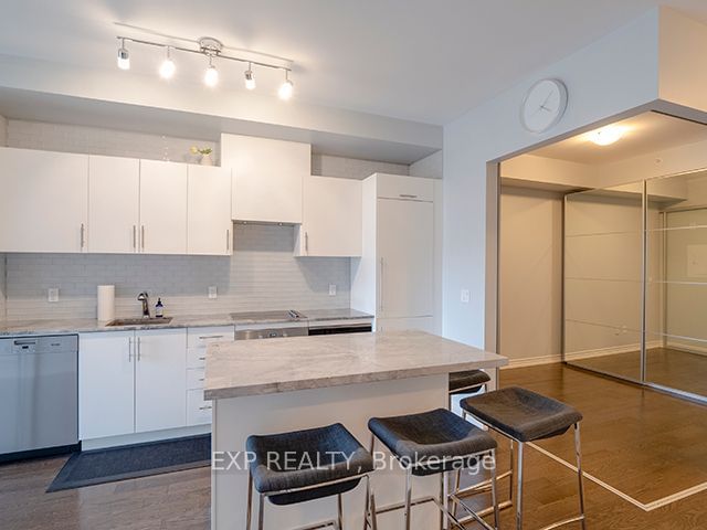 23 Glebe Rd W, unit 524 for rent