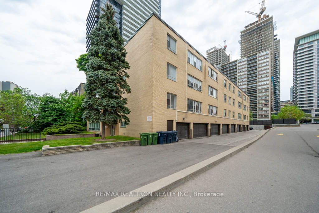 77 Erskine Ave, unit M9 for rent