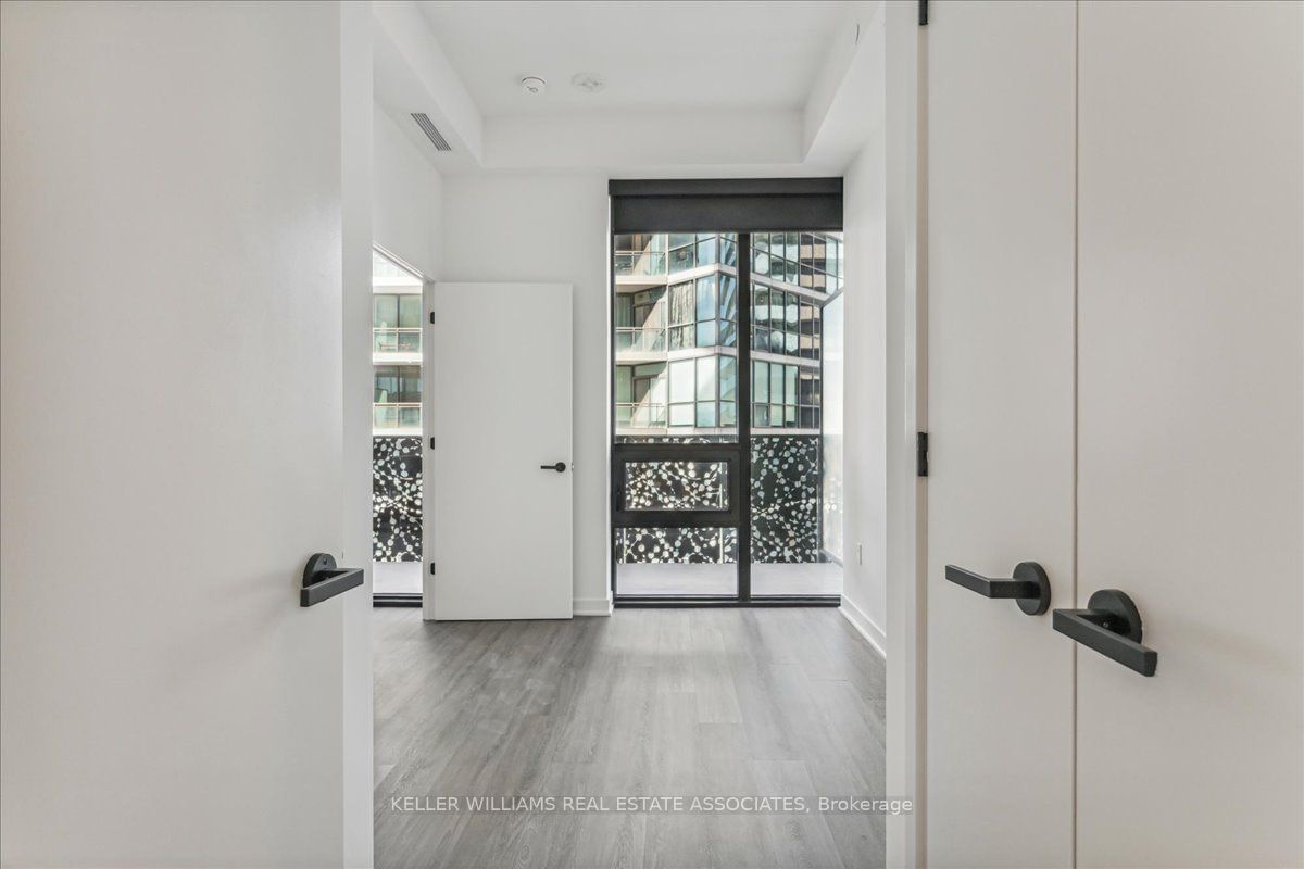 55 Charles St E, unit 3909 for rent