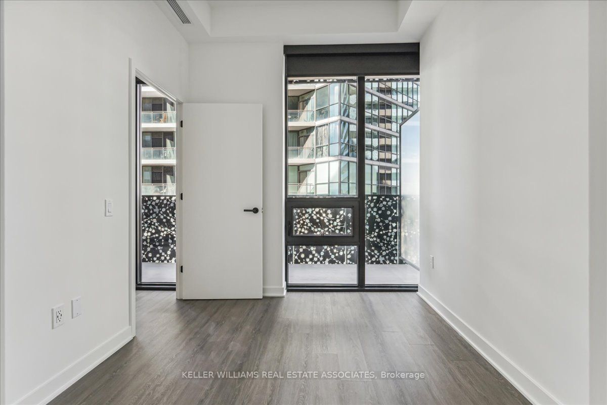 55 Charles St E, unit 3909 for rent