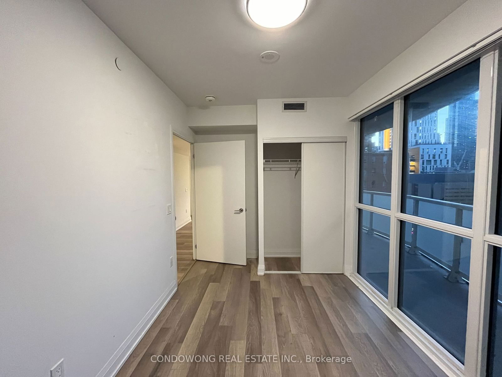 77 Mutual St, unit 709 for rent