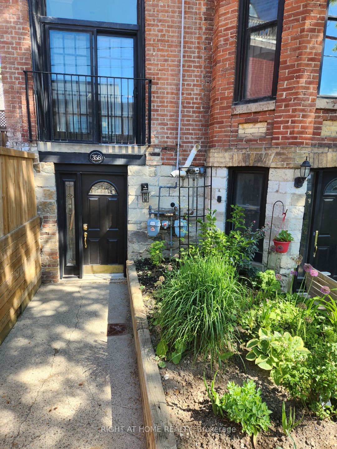 358 Dundas St E for sale 