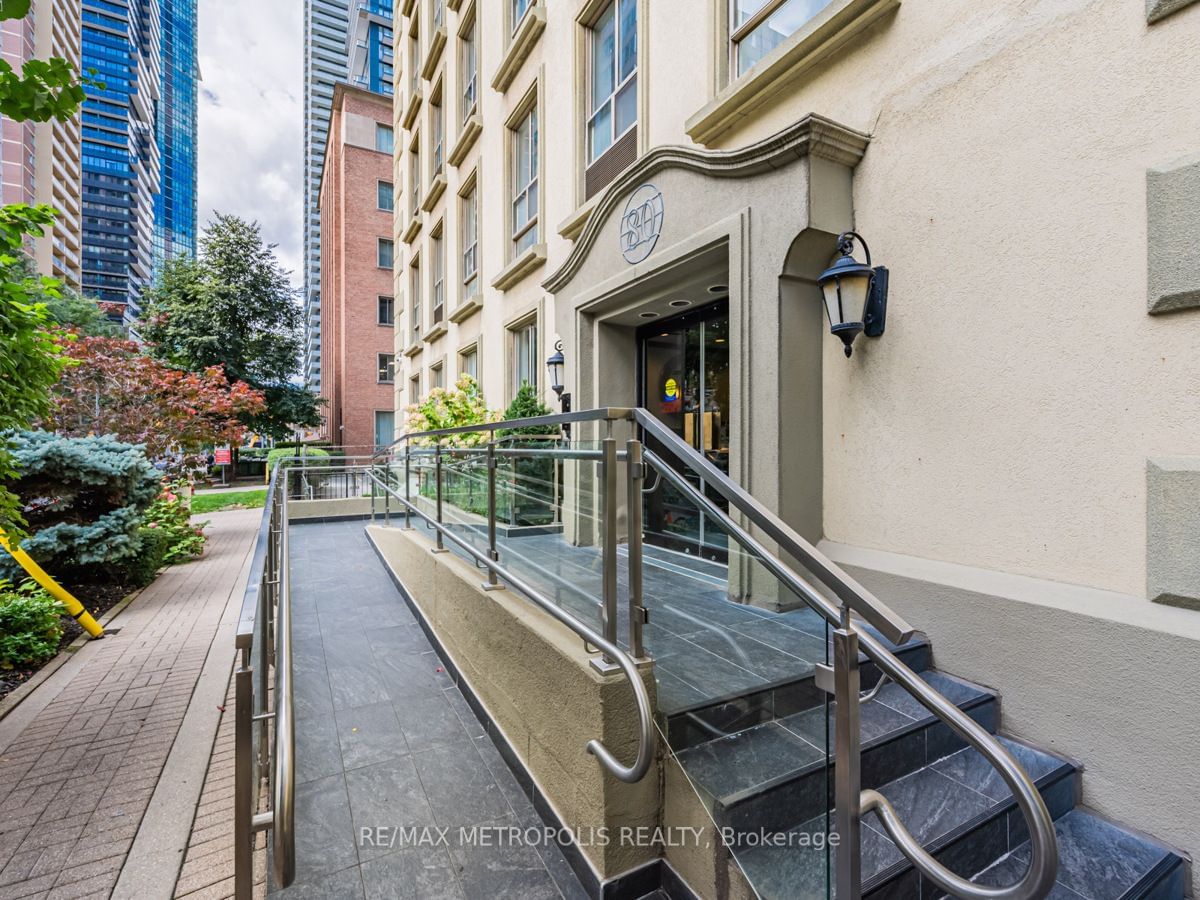 80 Charles St E, unit 301 for sale