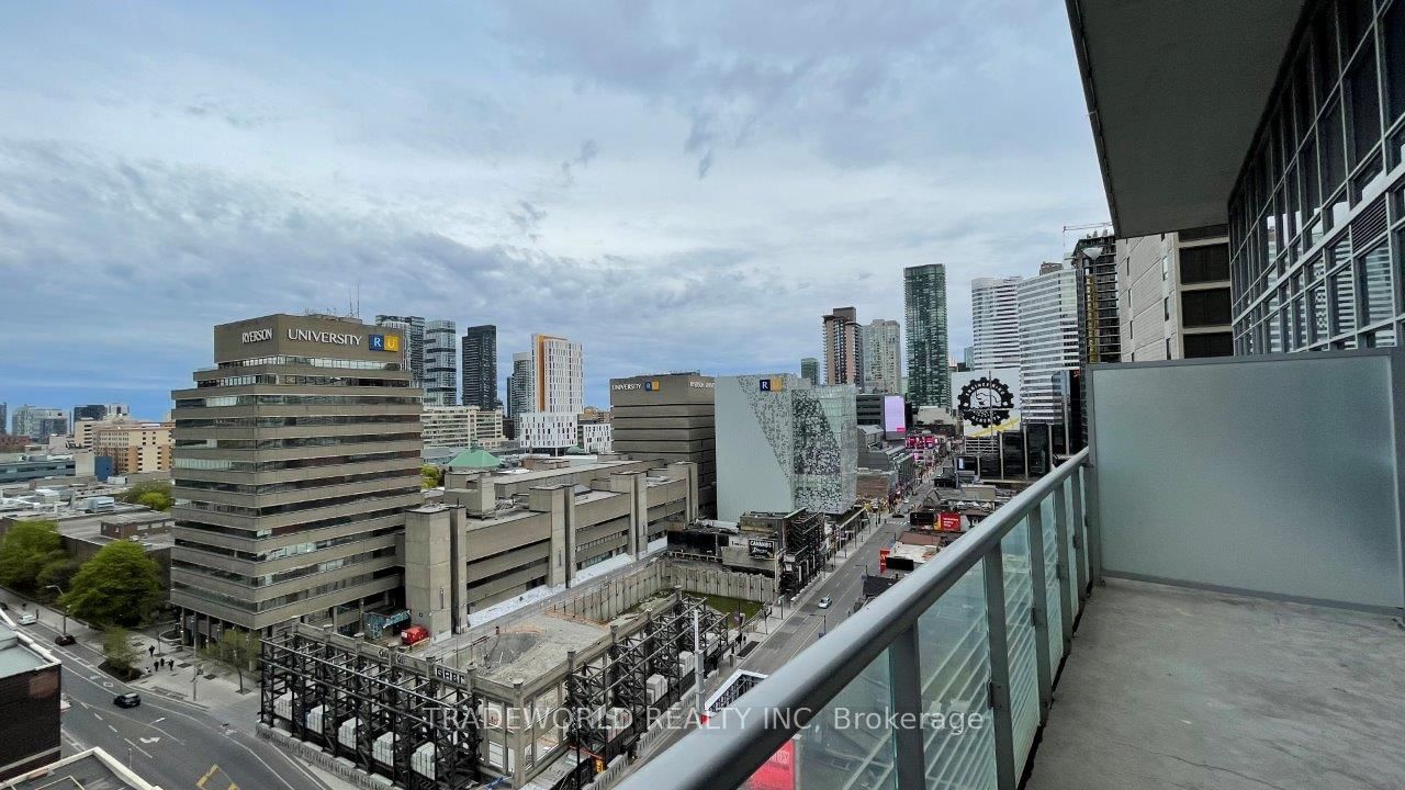 386 Yonge St, unit 909 for rent