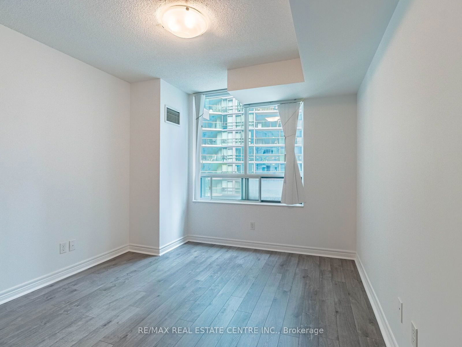 51 Lower Simcoe St, unit 803 for rent