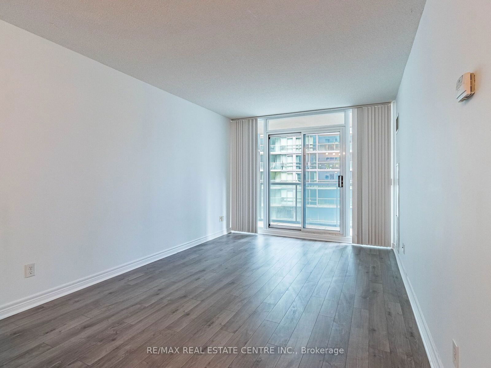 51 Lower Simcoe St, unit 803 for rent