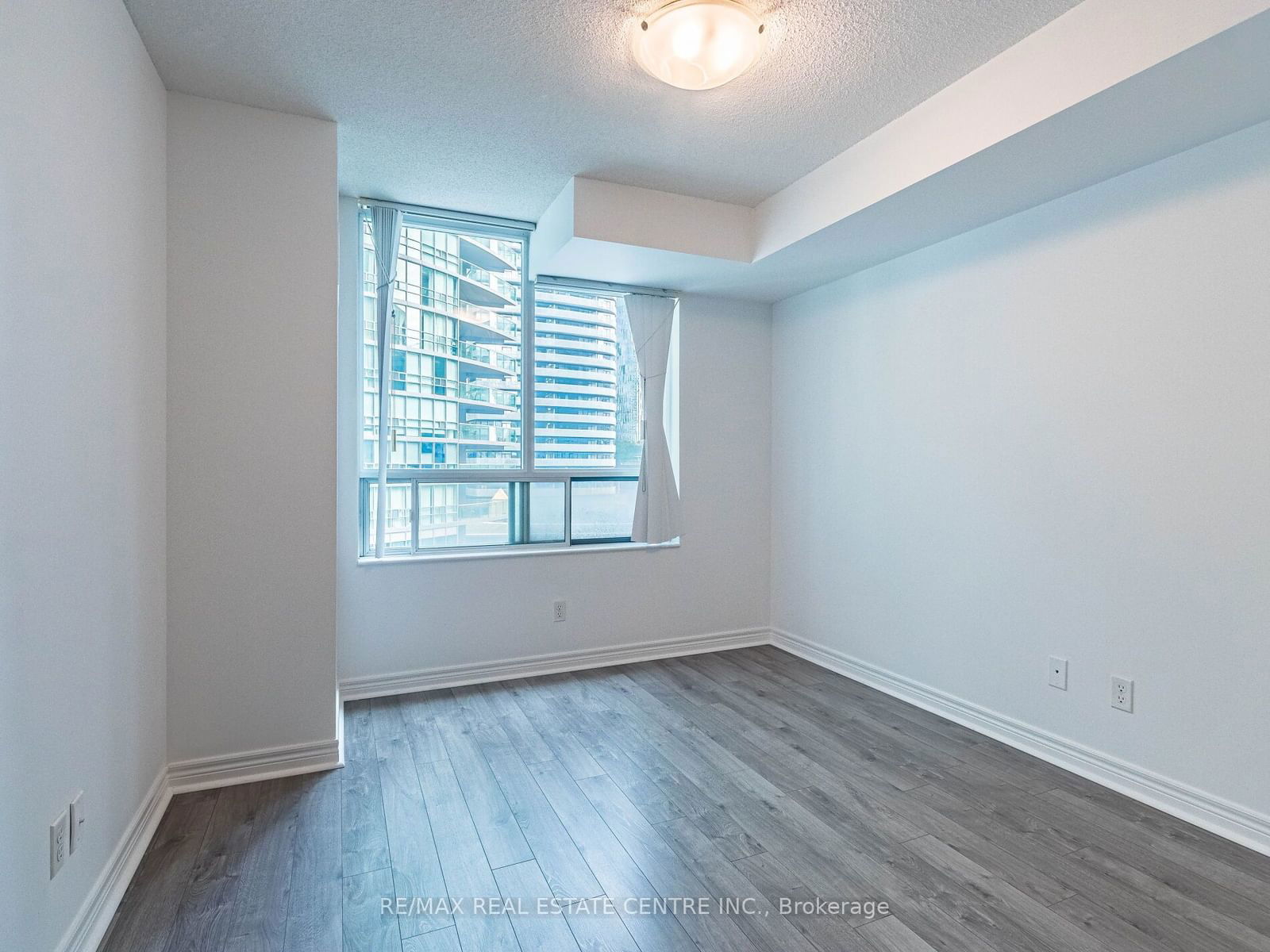 51 Lower Simcoe St, unit 803 for rent