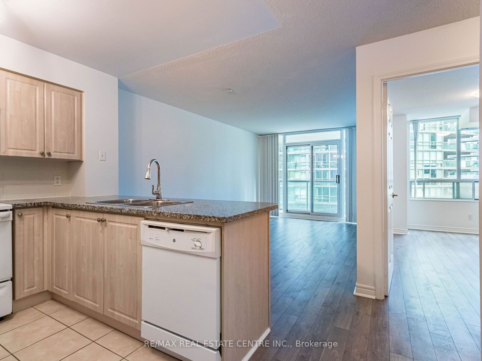 51 Lower Simcoe St, unit 803 for rent