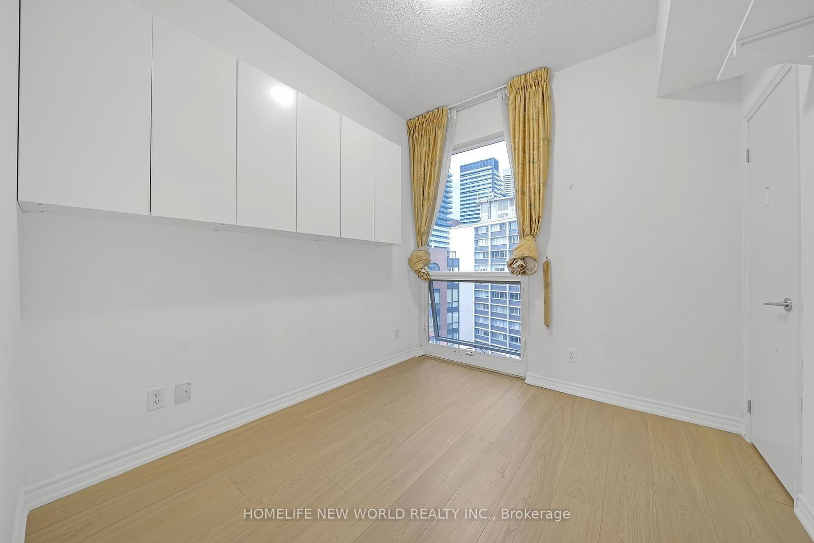 21 Carlton St, unit 1910 for rent