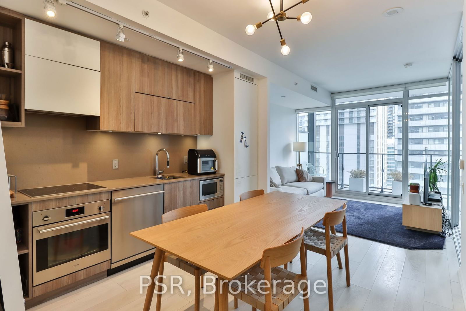 125 Peter St, unit 1911 for rent