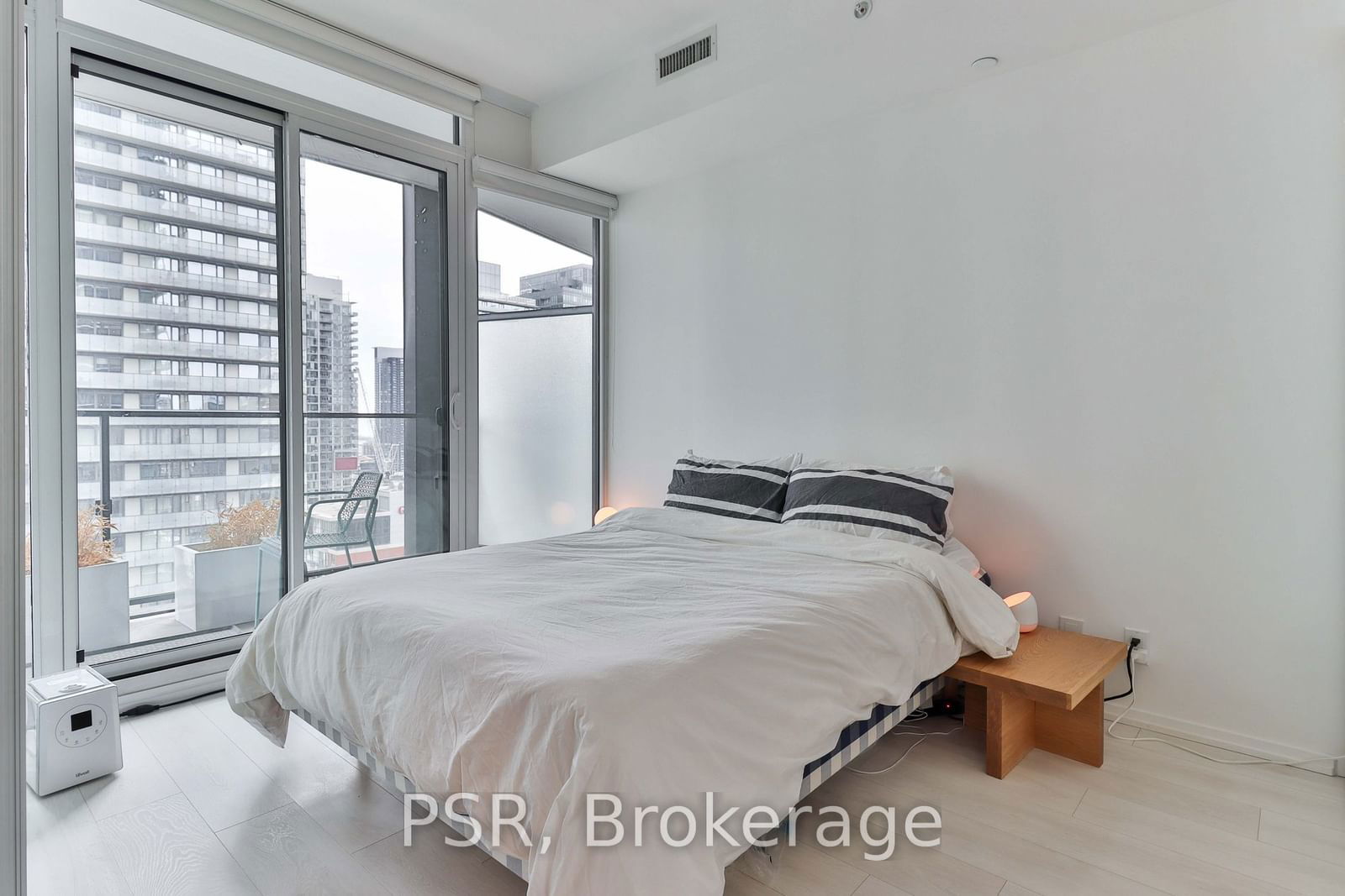 125 Peter St, unit 1911 for rent