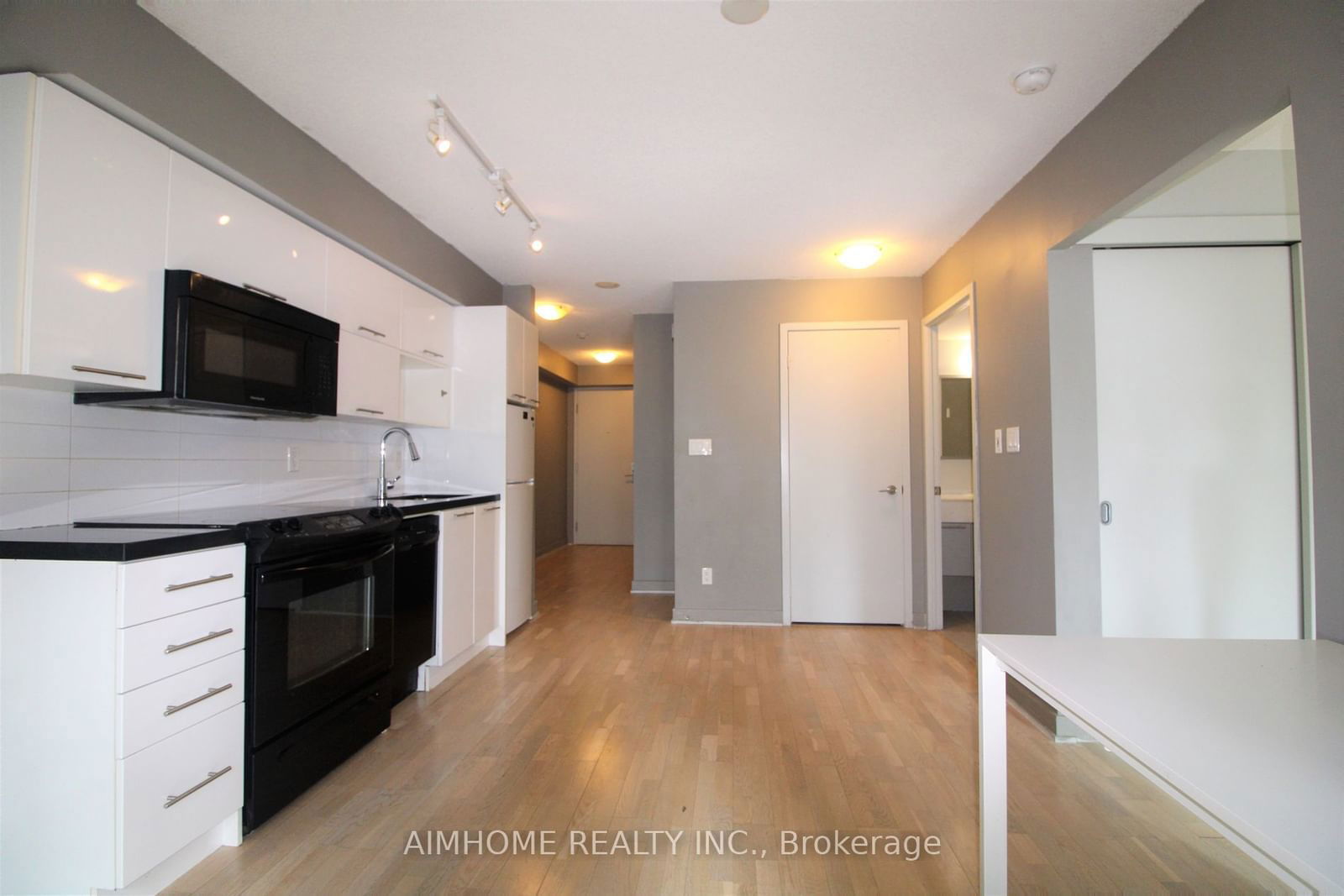 126 Simcoe St, unit 401 for sale