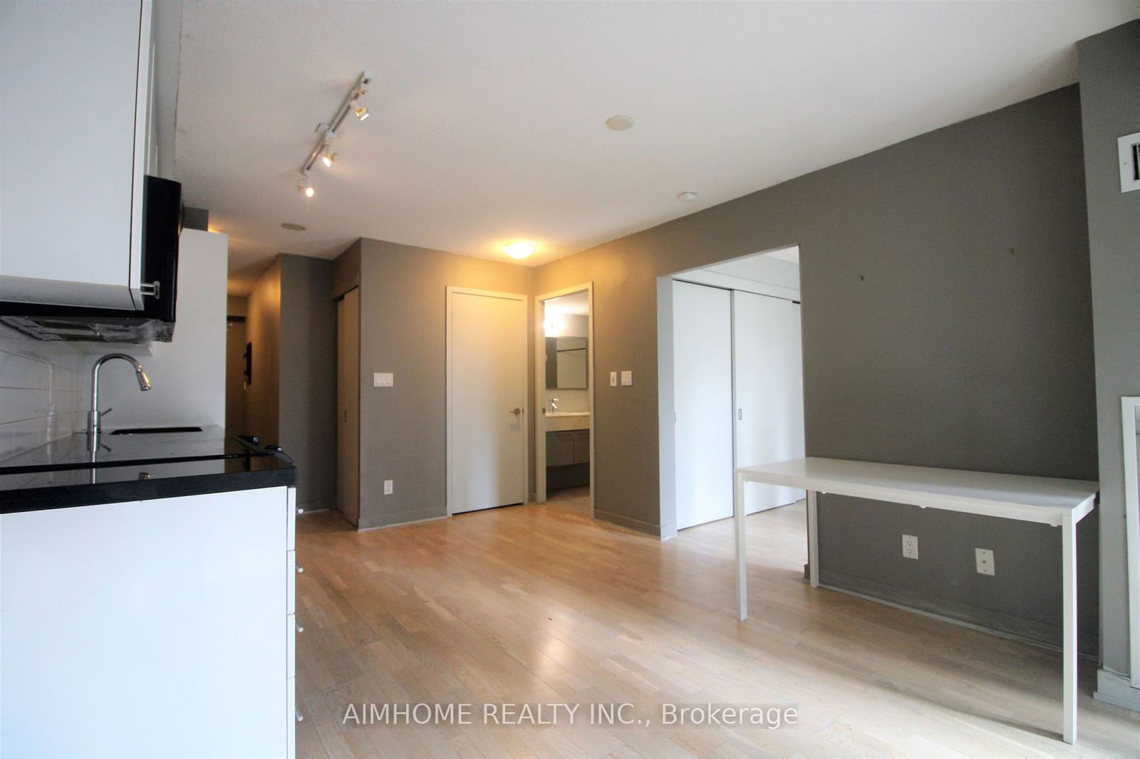 126 Simcoe St, unit 401 for sale