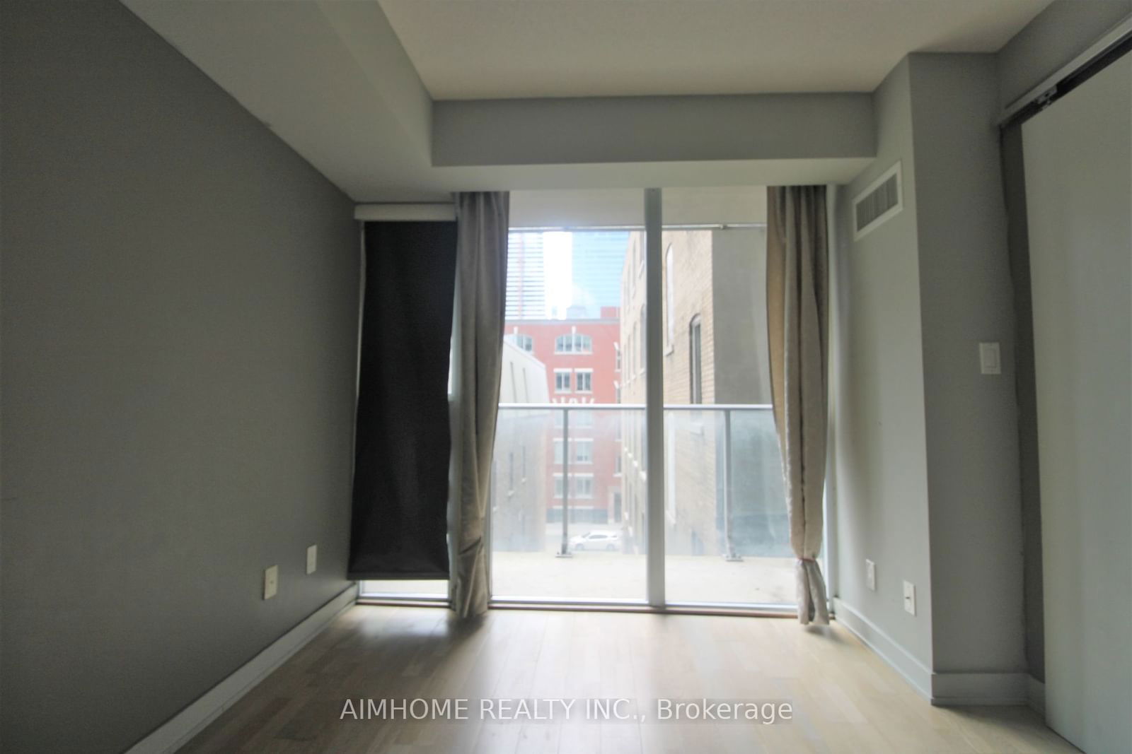 126 Simcoe St, unit 401 for sale