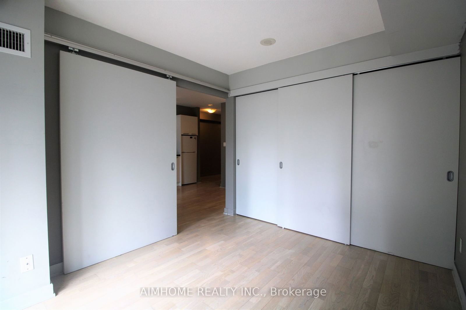 126 Simcoe St, unit 401 for sale