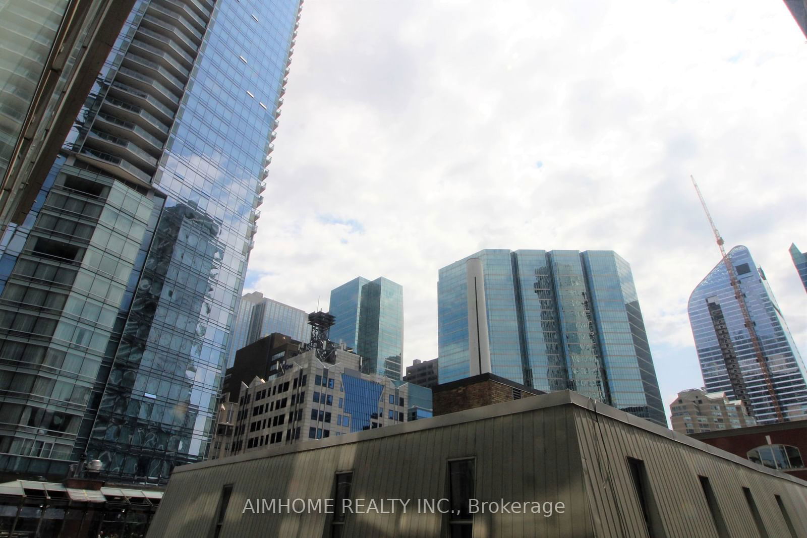 126 Simcoe St, unit 401 for sale