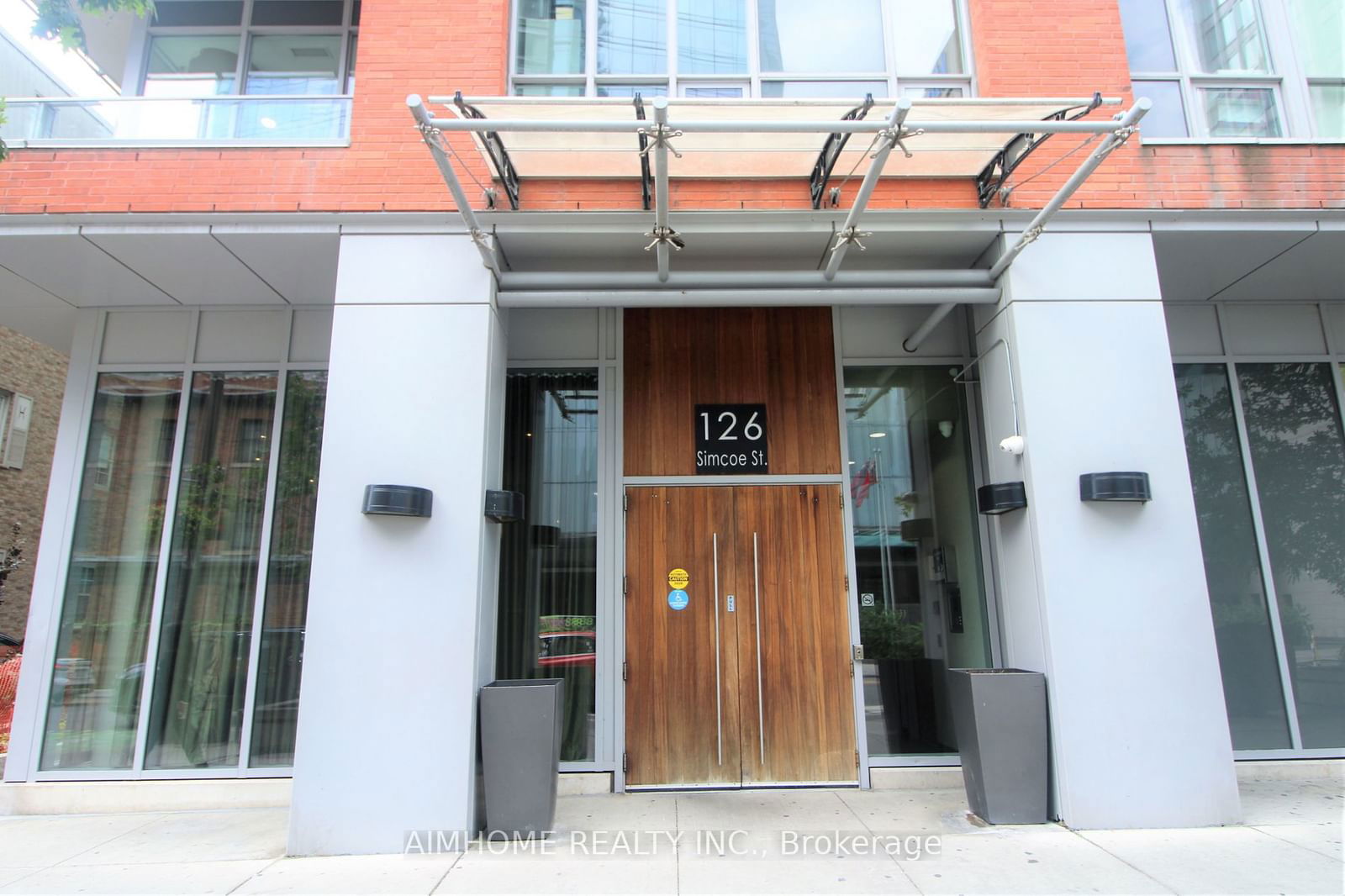 126 Simcoe St, unit 401 for sale