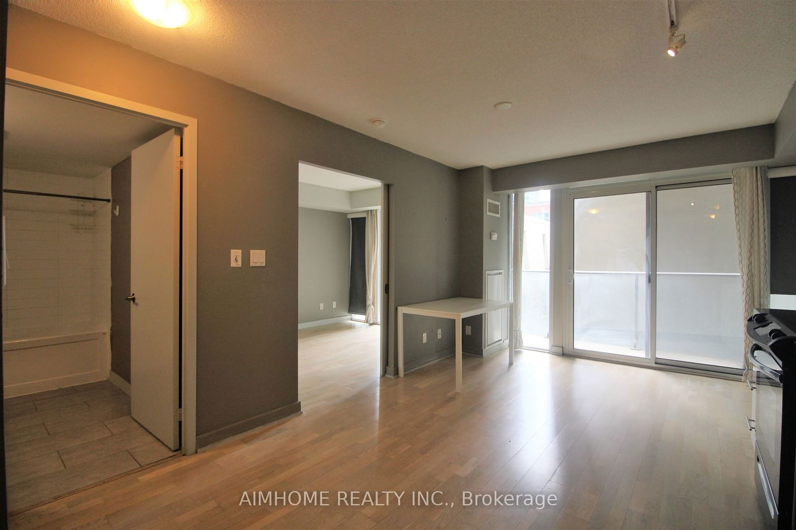 126 Simcoe St, unit 401 for sale