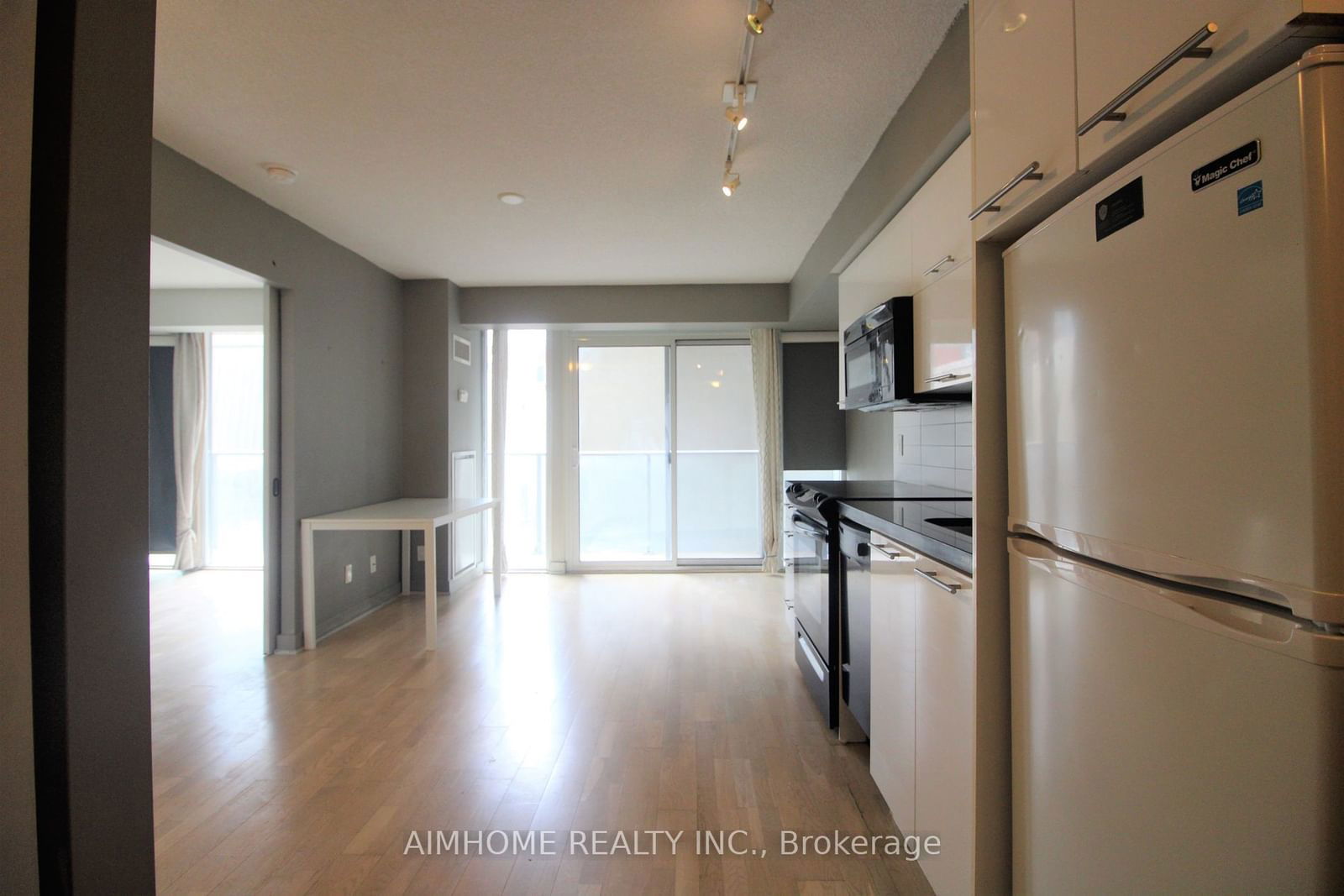 126 Simcoe St, unit 401 for sale