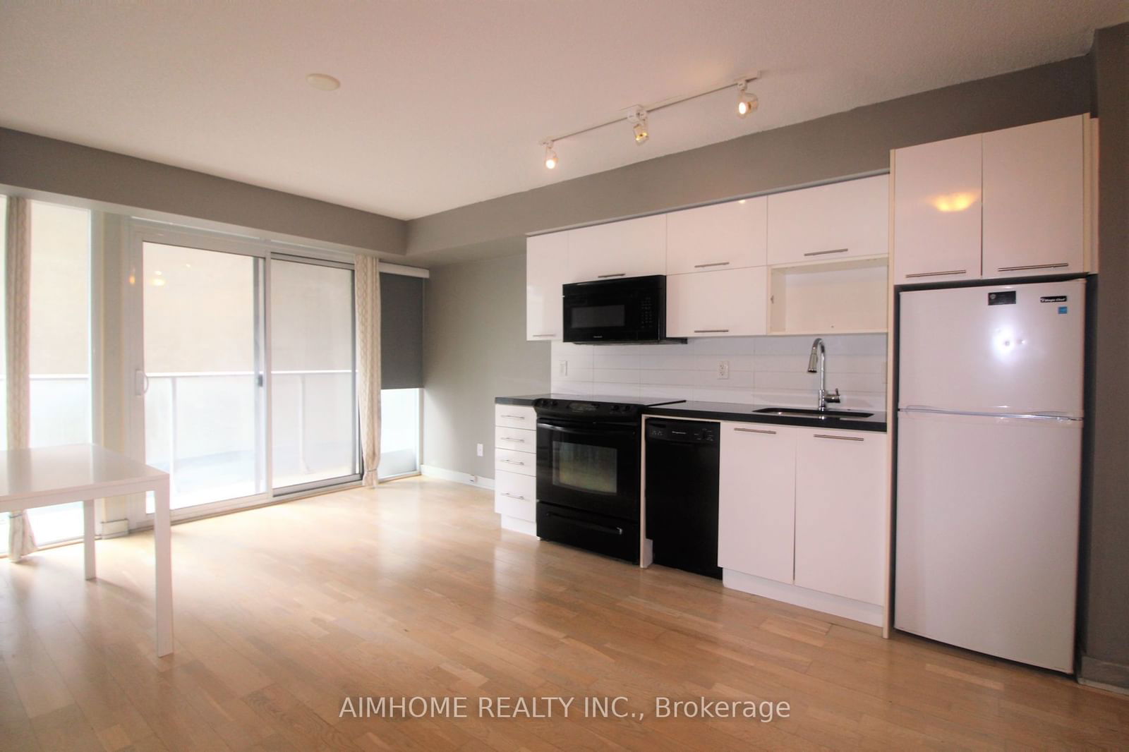 126 Simcoe St, unit 401 for sale