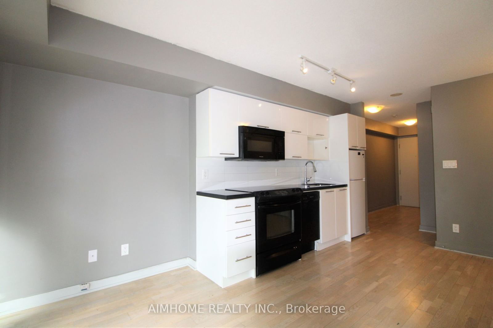 126 Simcoe St, unit 401 for sale