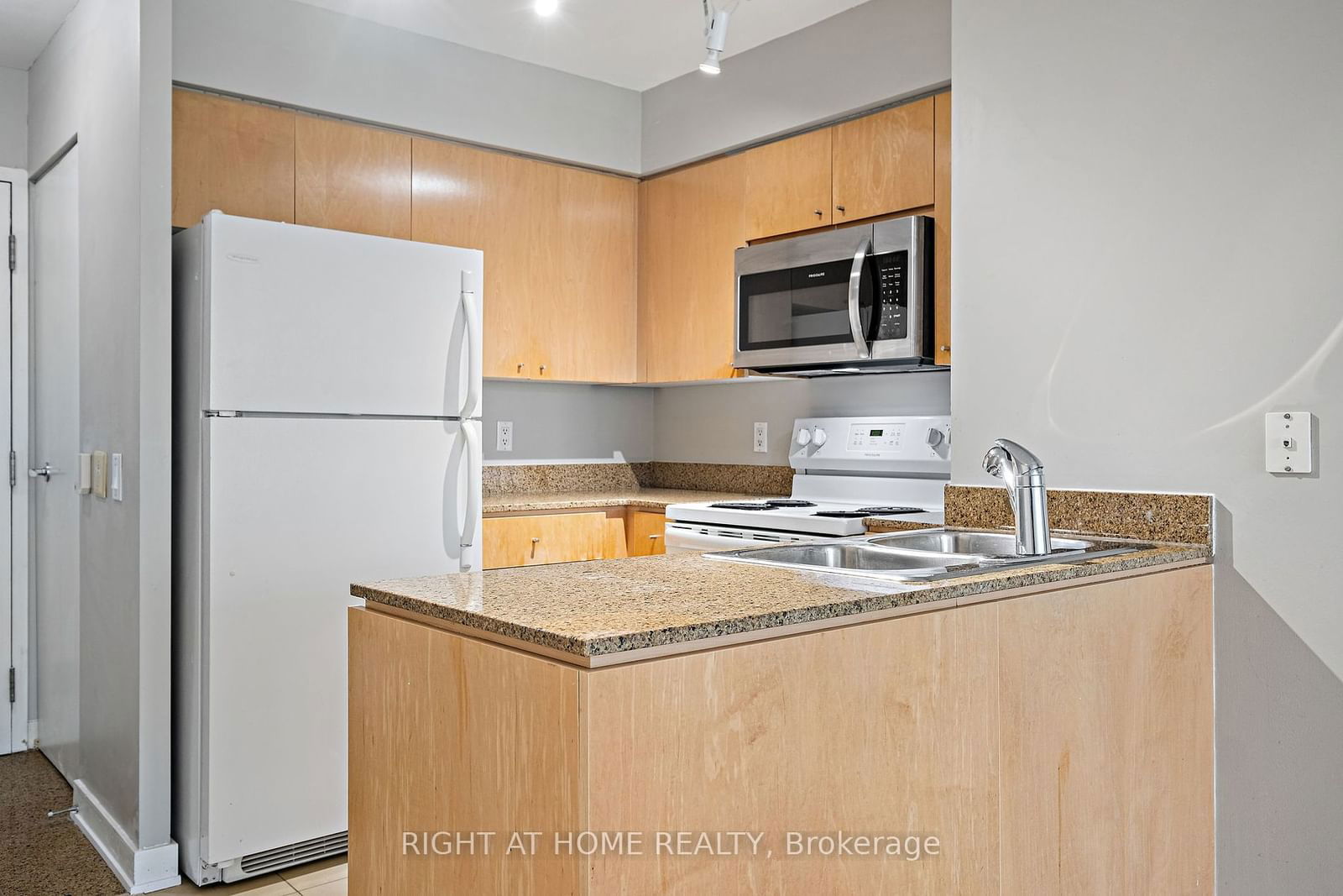 361 Front St W, unit 1607 for rent