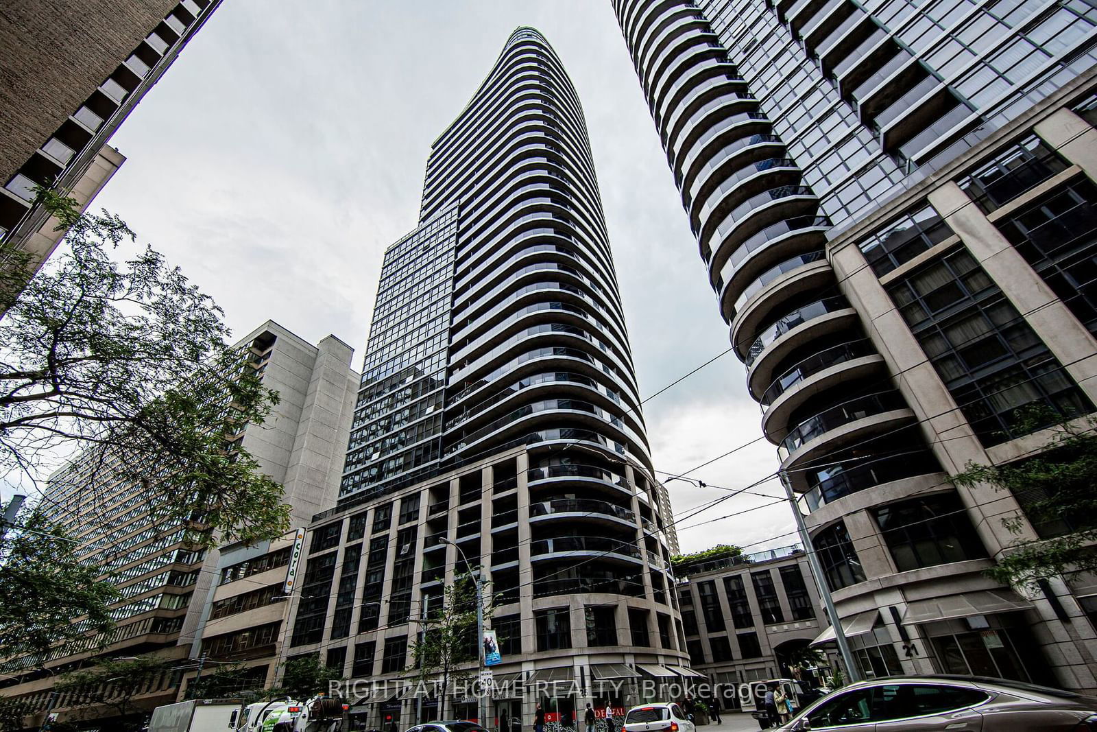 25 Carlton St, unit 406 for sale