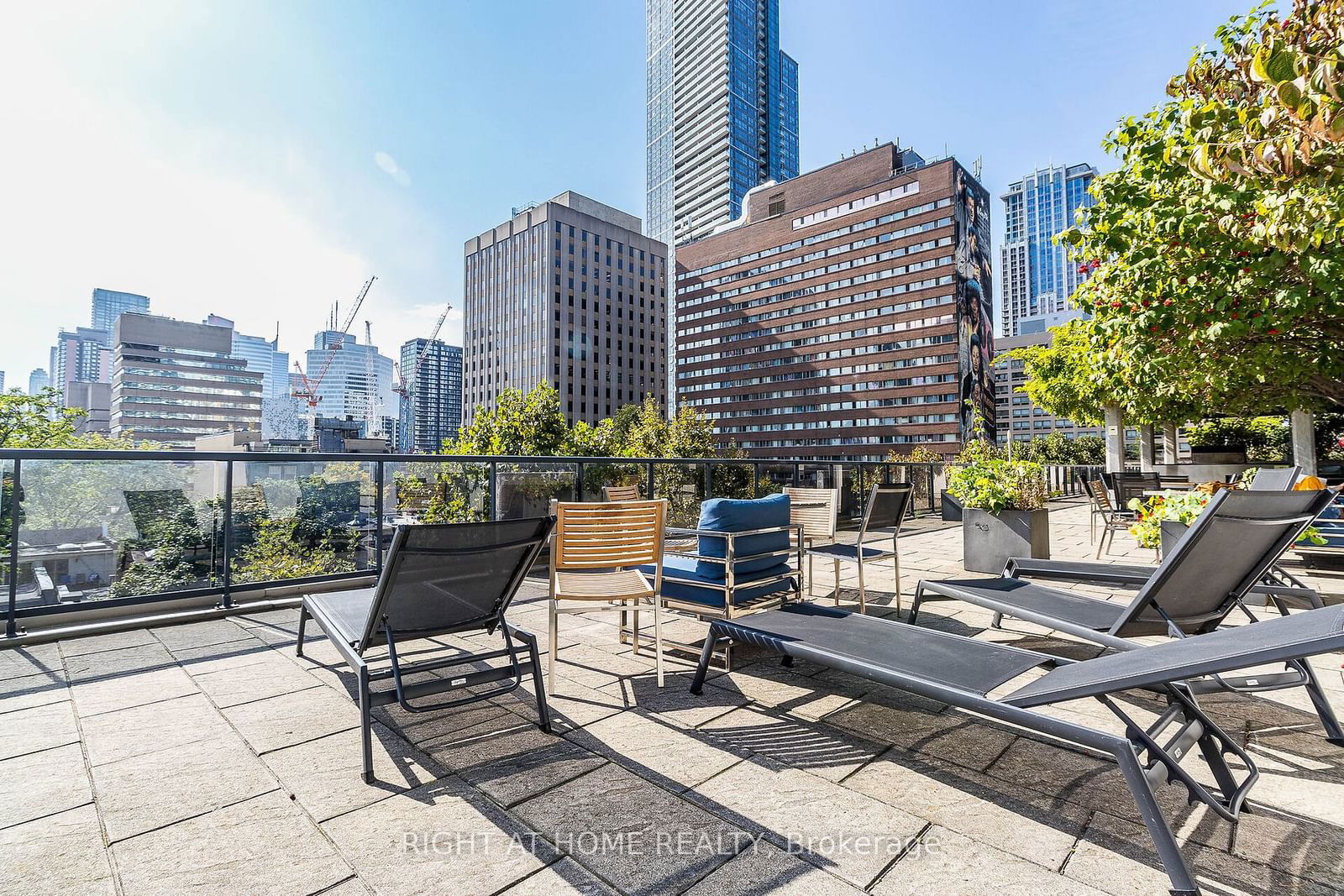 25 Carlton St, unit 406 for sale