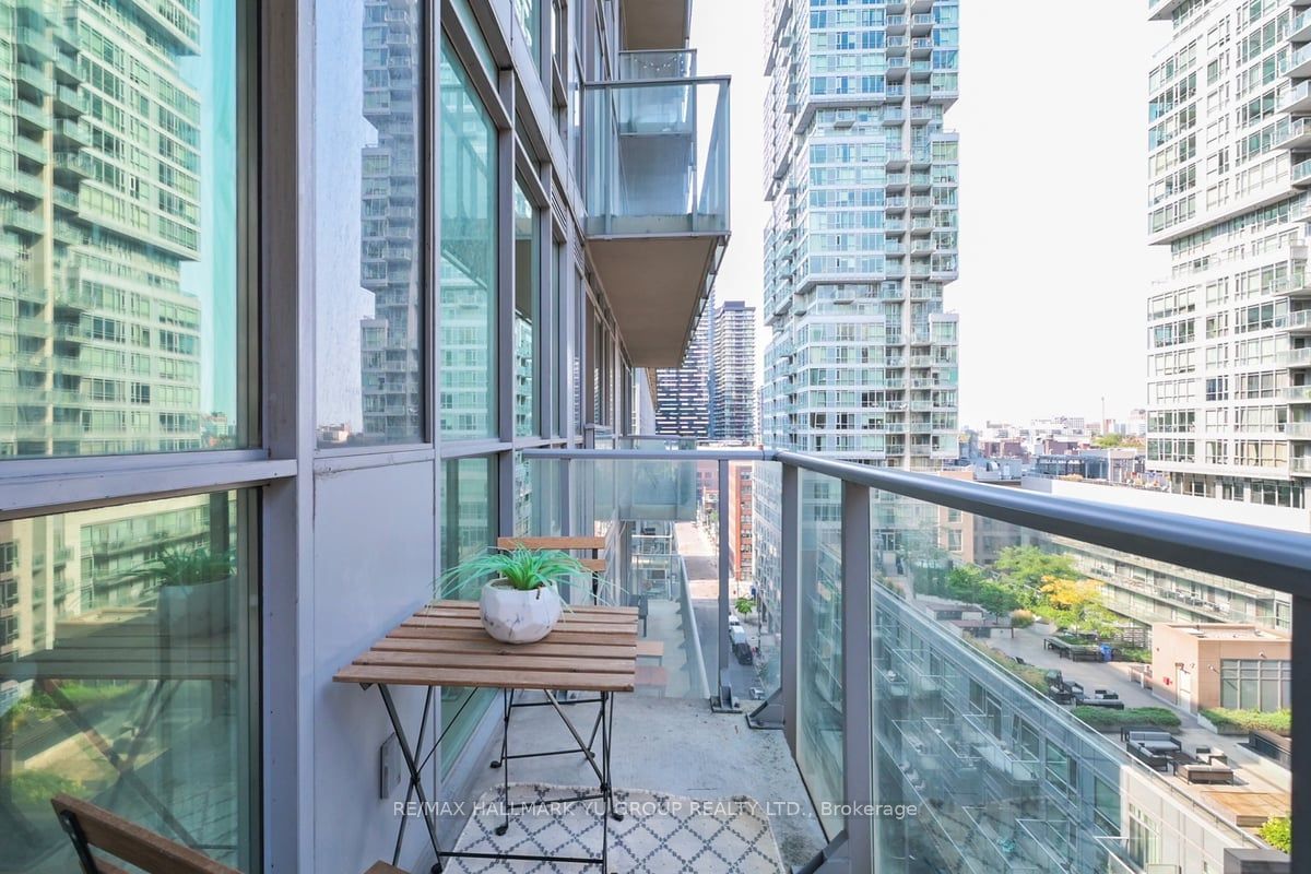 126 Simcoe St, unit 1205 for sale