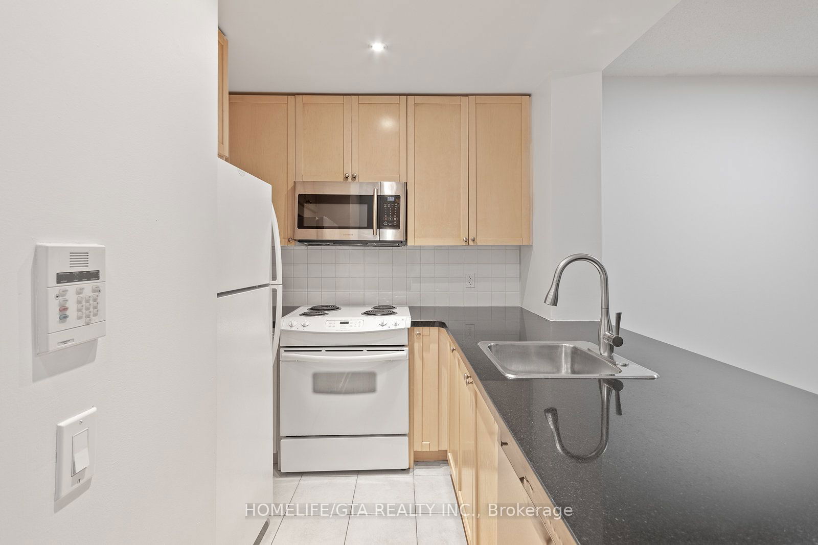 85 Bloor St E, unit 206 for rent