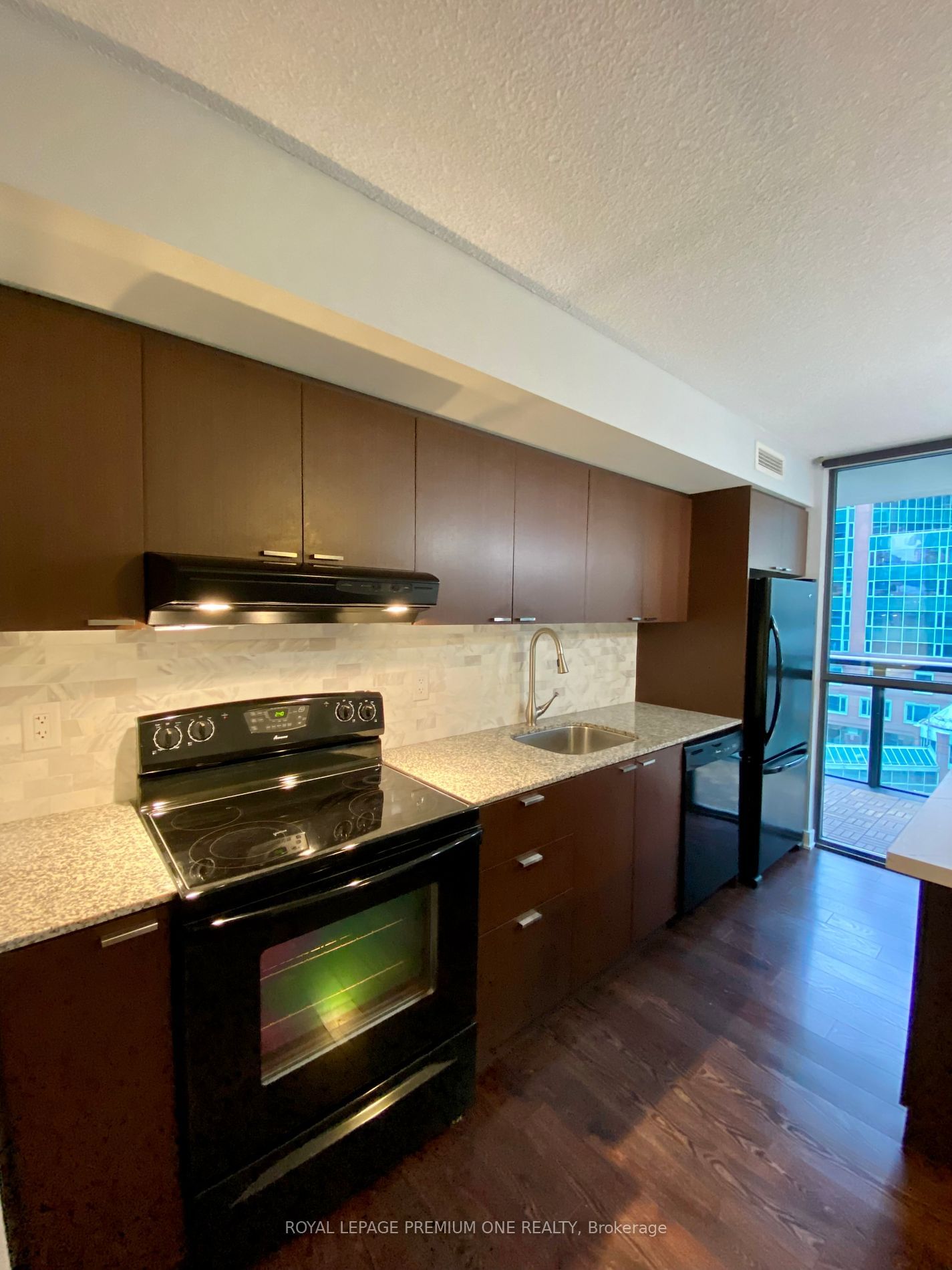 110 Charles St E, unit 811 for rent