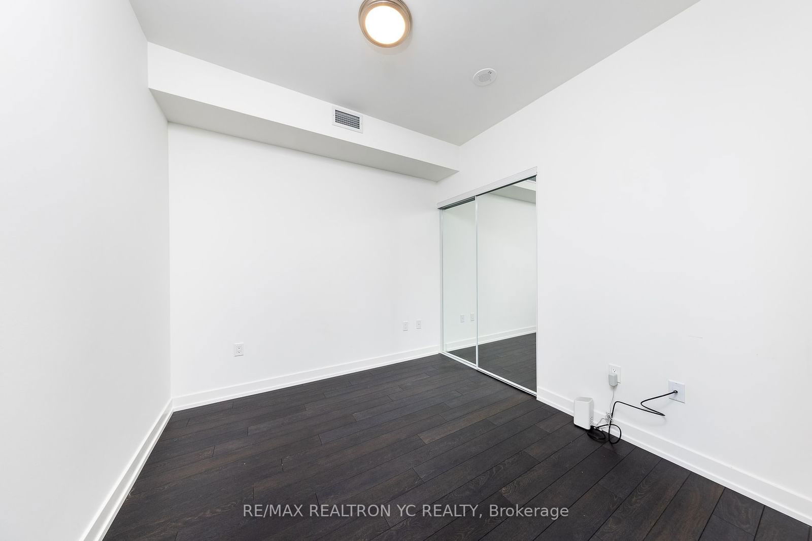 158 Front St E, unit 323 for rent