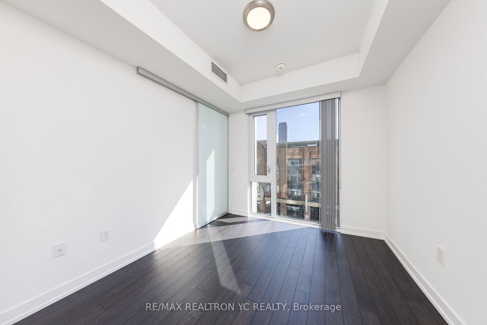 158 Front St E, unit 323 for rent