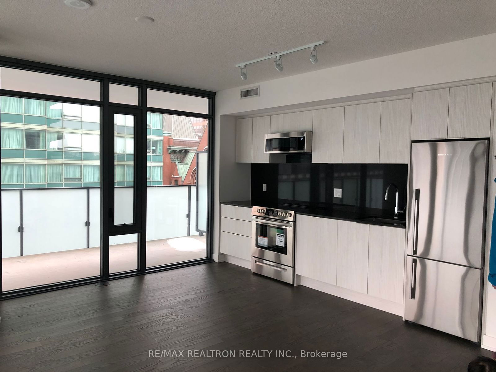 25 Richmond St E, unit 910 for rent