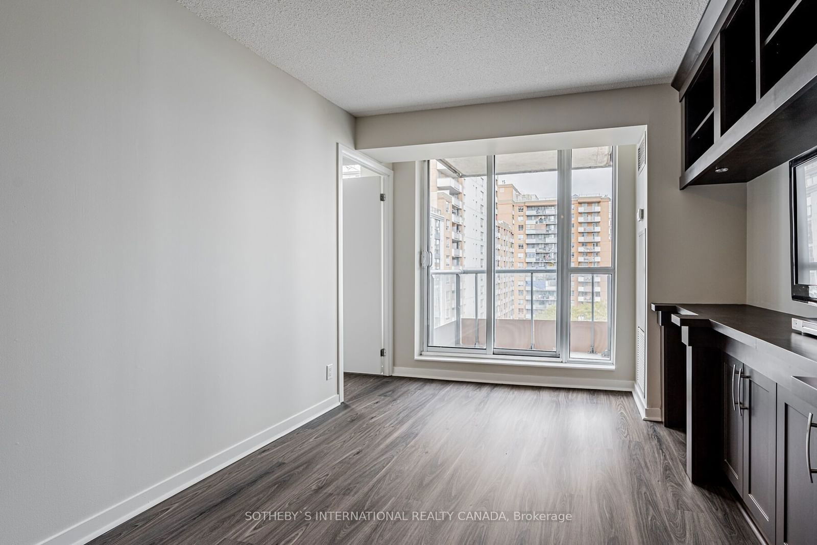 76 Shuter St, unit 802 for sale