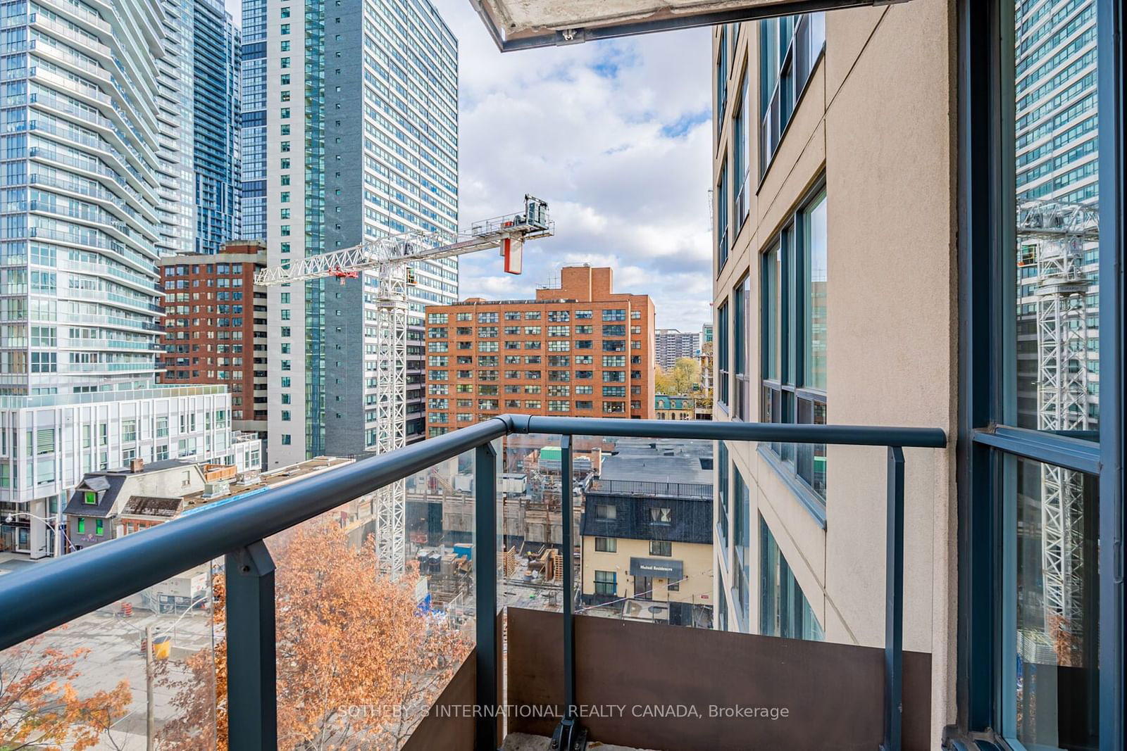 76 Shuter St, unit 802 for sale