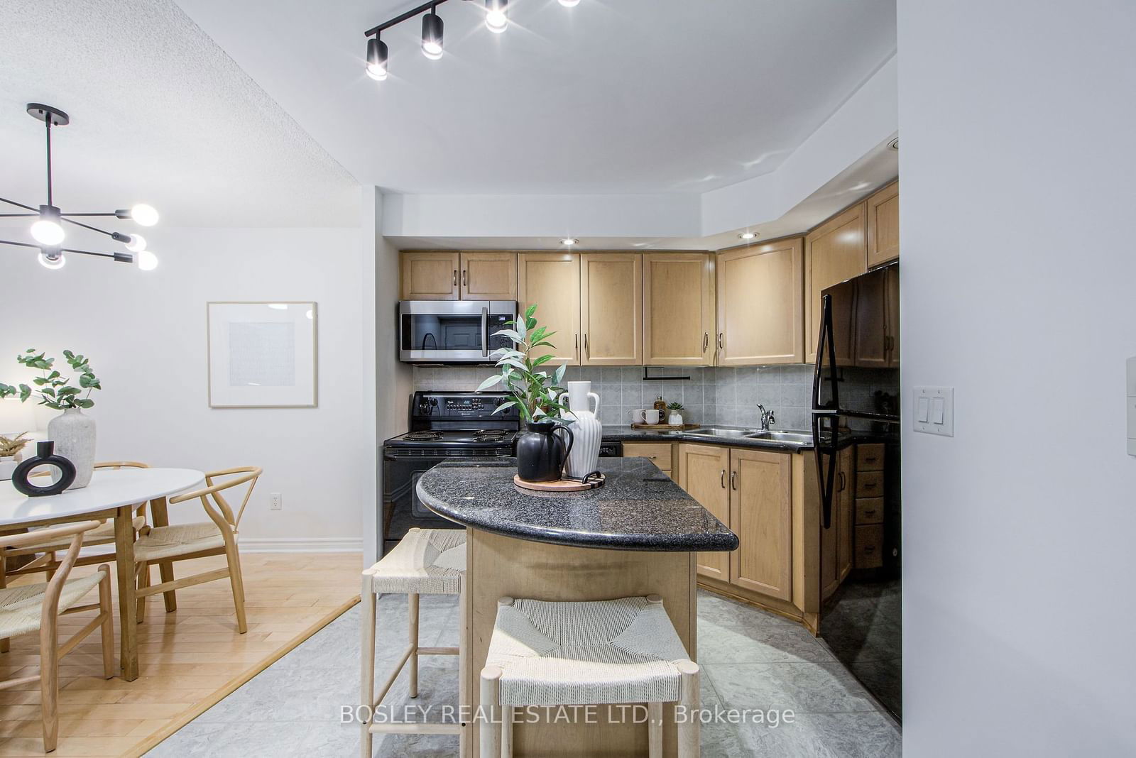 250 Wellington St W, unit 1042 for sale