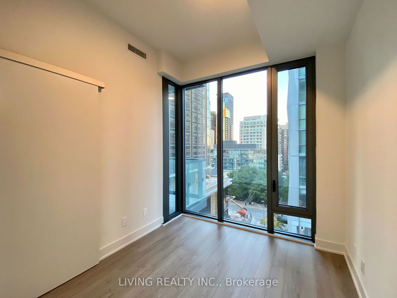 8 Cumberland St, unit 702 for rent