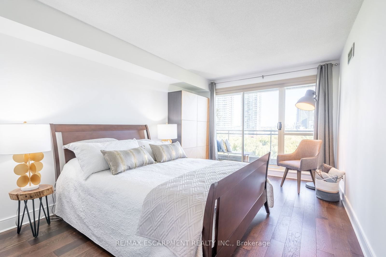 2261 Lake Shore Blvd, unit 810 for sale