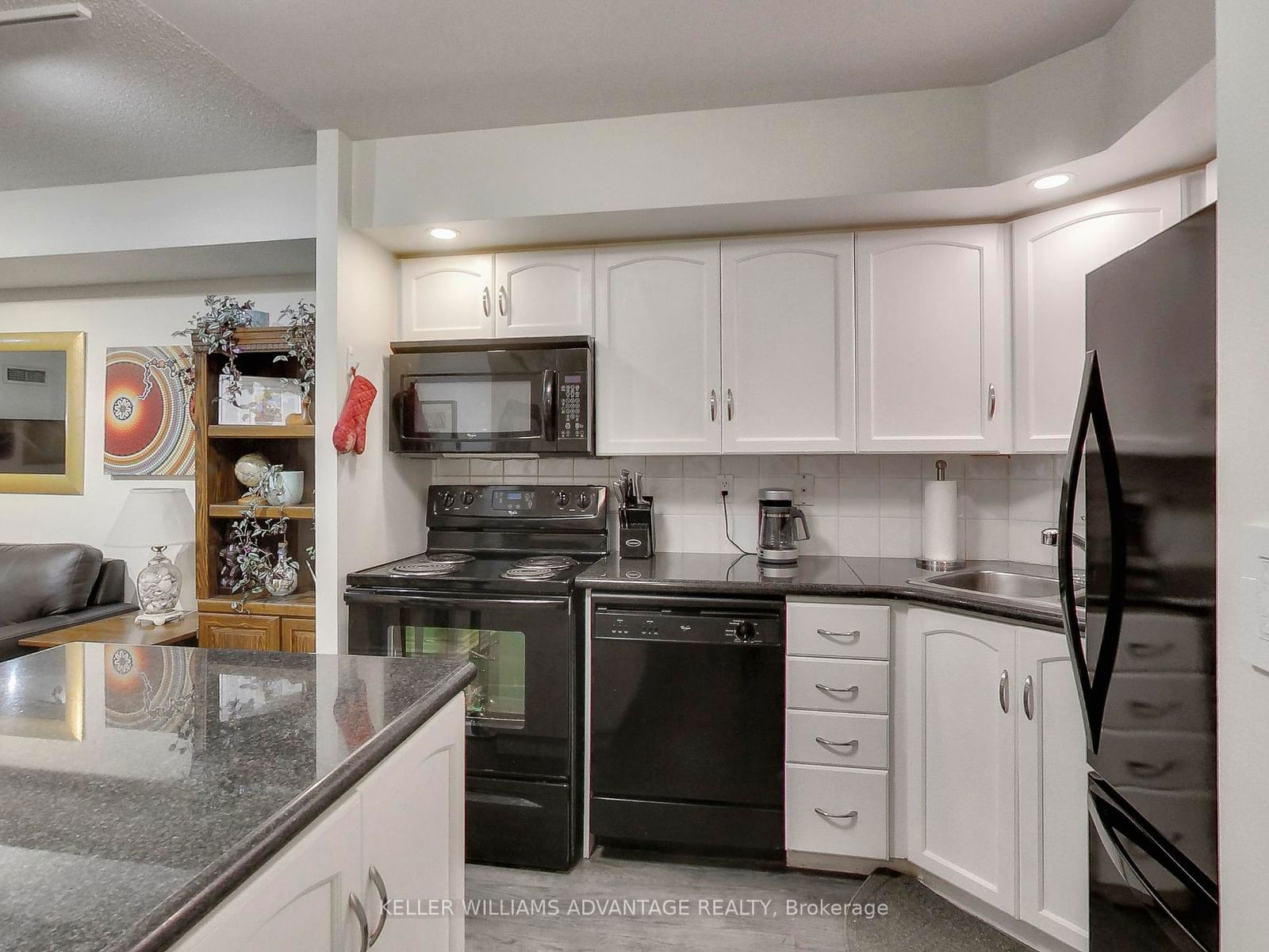 270 Wellington St W, unit 521 for sale