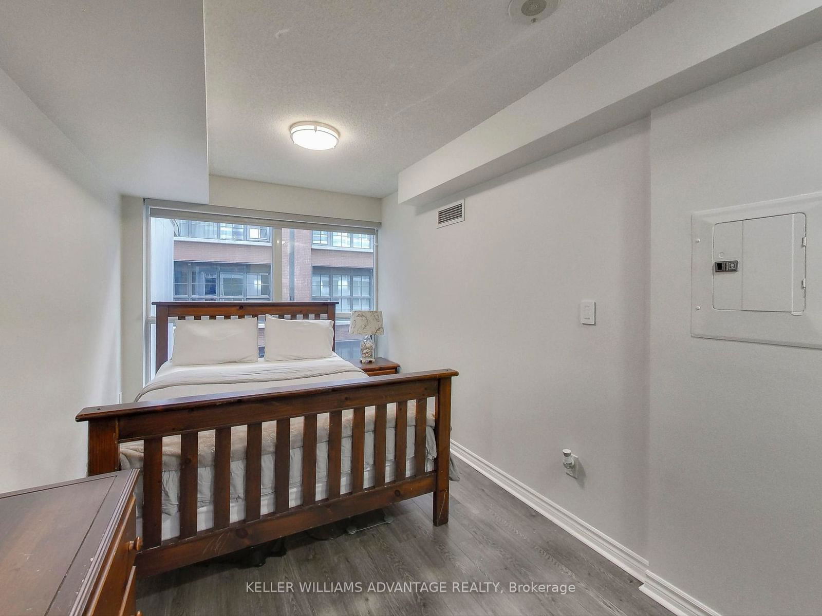 270 Wellington St W, unit 521 for sale