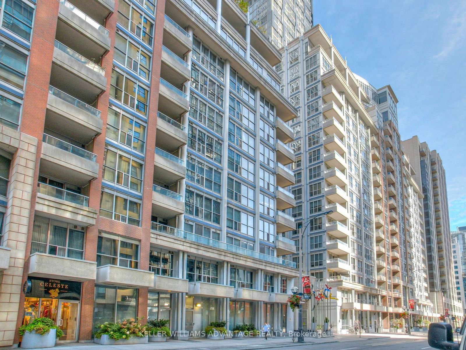 270 Wellington St W, unit 521 for sale