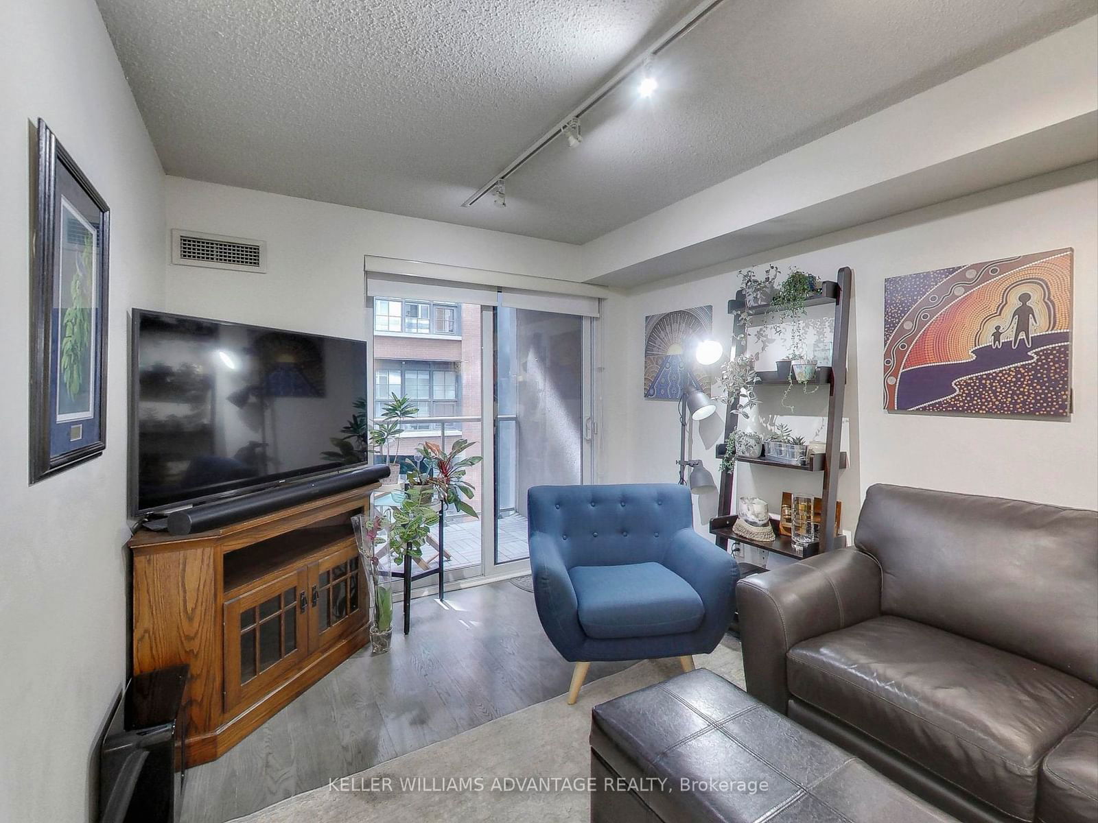 270 Wellington St W, unit 521 for sale