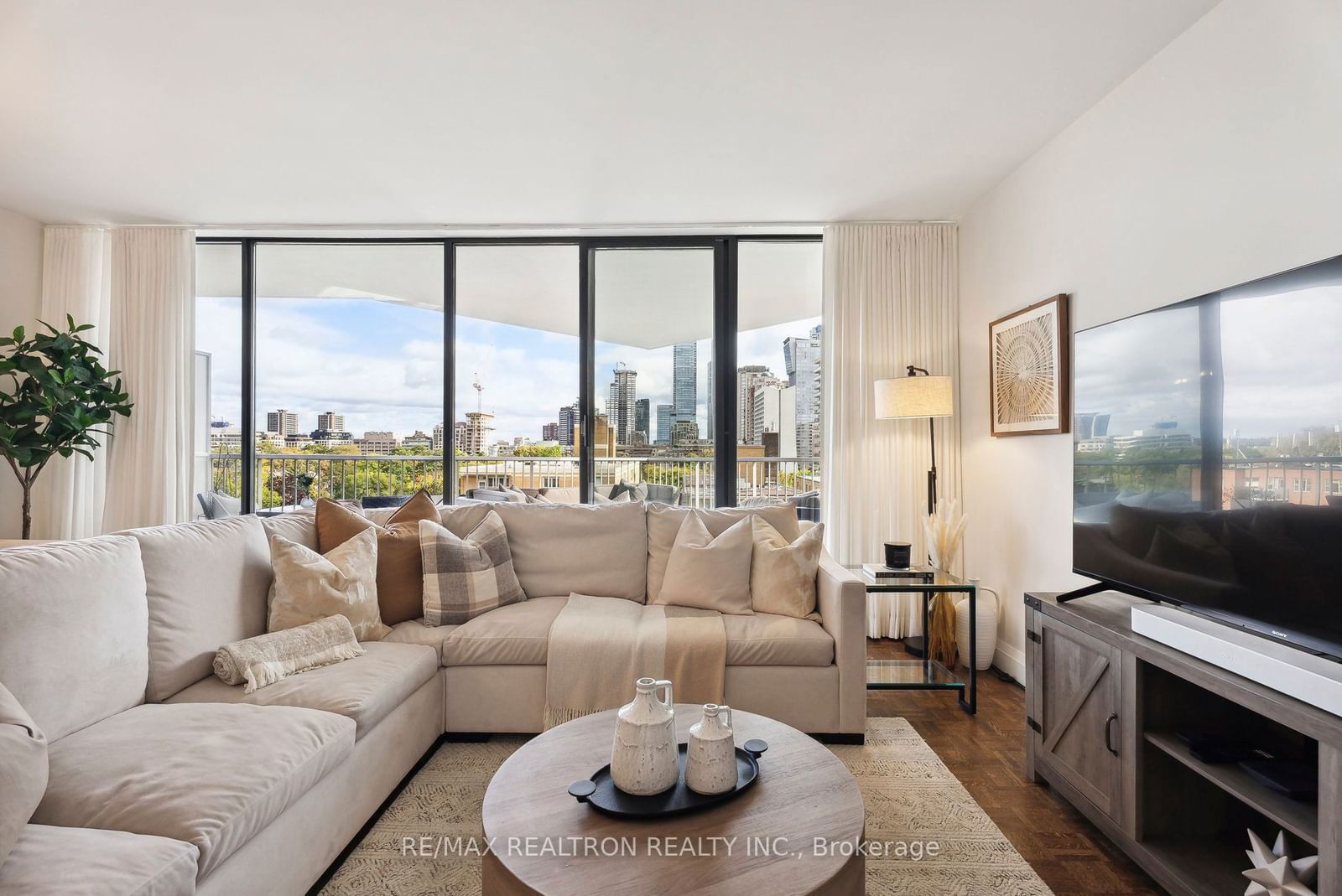 190 St George St, unit 903 for sale